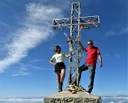 61 Alla croce di vetta del Grignone-Rif. Brioschi (2410 m)...il cielo e blu sopra le nuvole !
